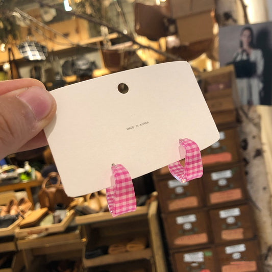 Boucles d'oreilles roses géométriques en forme de C en acrylique