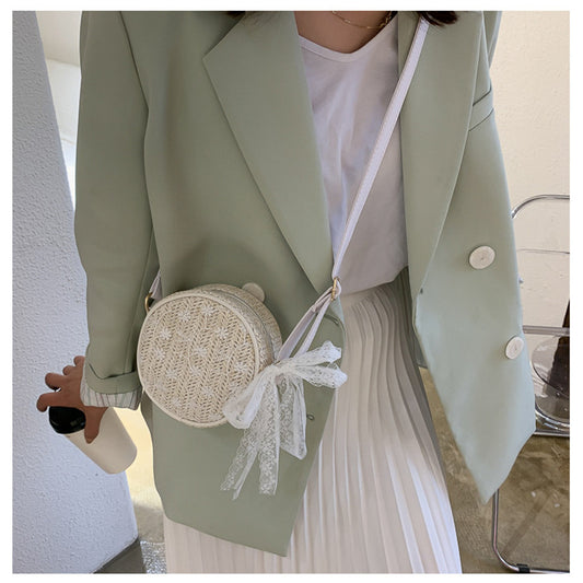 Runde Strohtasche mit Damen-Kettenriemen