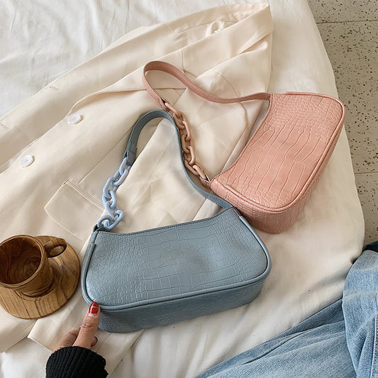 Ledertasche mit stylischer Schulterkette.