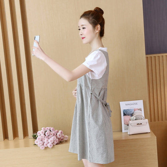 Lockeres, kurzärmliges Umstandskleid