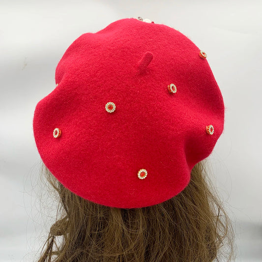 Damenmütze mit Blumen- und Rautenstickerei