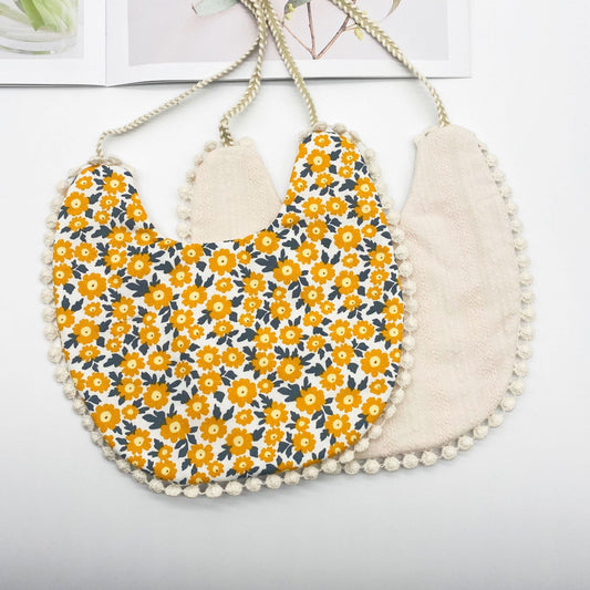 Doppelseitiges Lätzchen- und Mützenset mit AB-Gesicht für Neugeborene