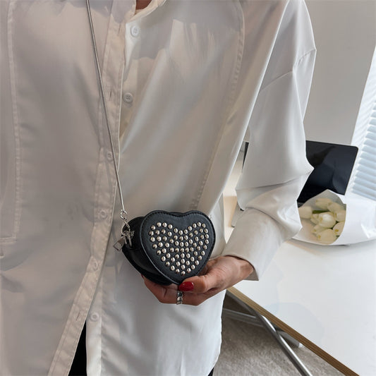 Kantinentaschen aus Leder im Nieten-Stil