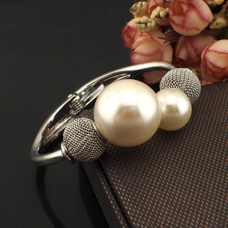 Armband aus Legierung mit großen Perlen im amerikanischen Stil