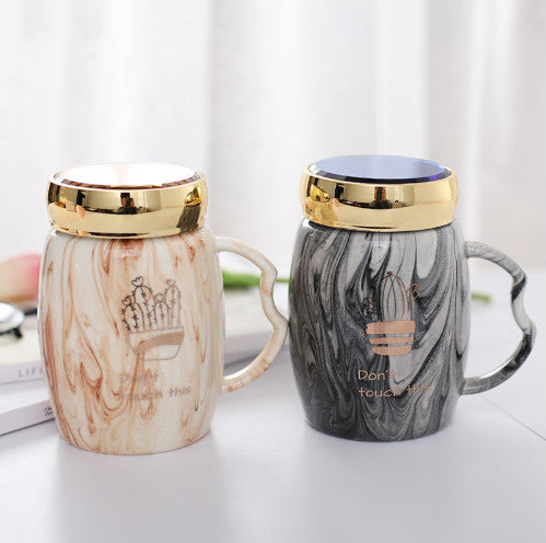 Keramiktasse im Marmor-Design