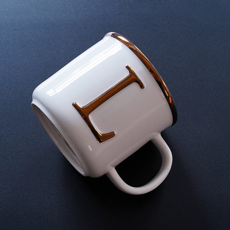 Tasse en céramique de lettres tridimensionnelles