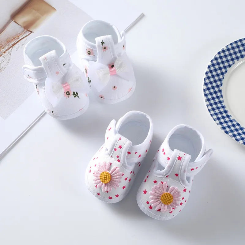 Baby-Mädchen-Schuhe mit Blumenmuster und Fliege und weicher Sohle