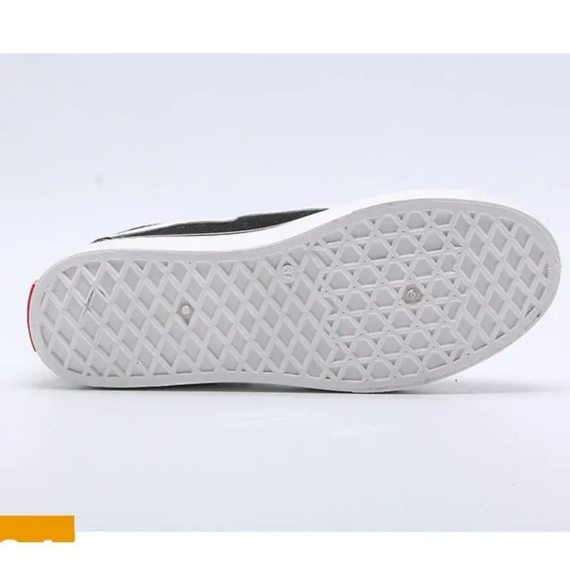 Baskets basses en toile vulcanisée pour homme, idéales pour le skateboard. 