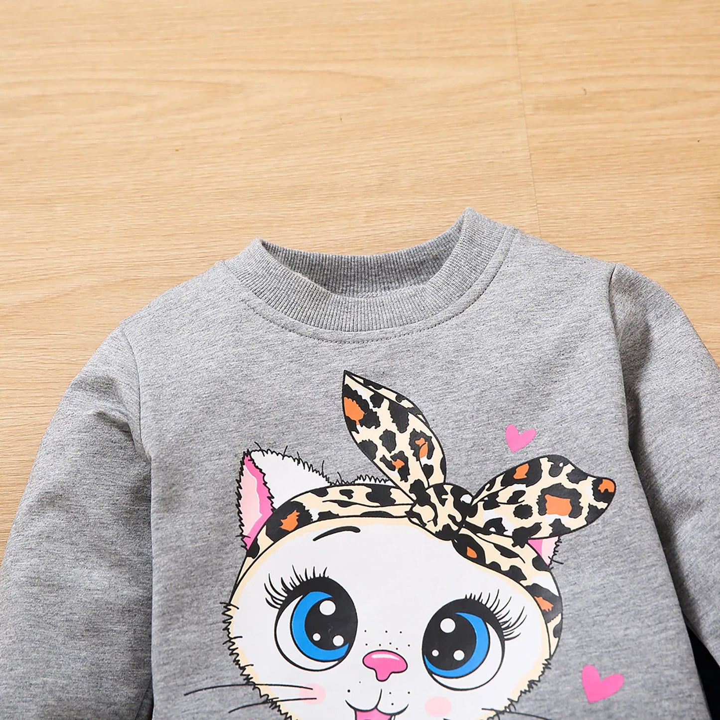 2-teiliges Set aus Sweatshirt und Hose mit Katzenstickerei für Baby Mädchen