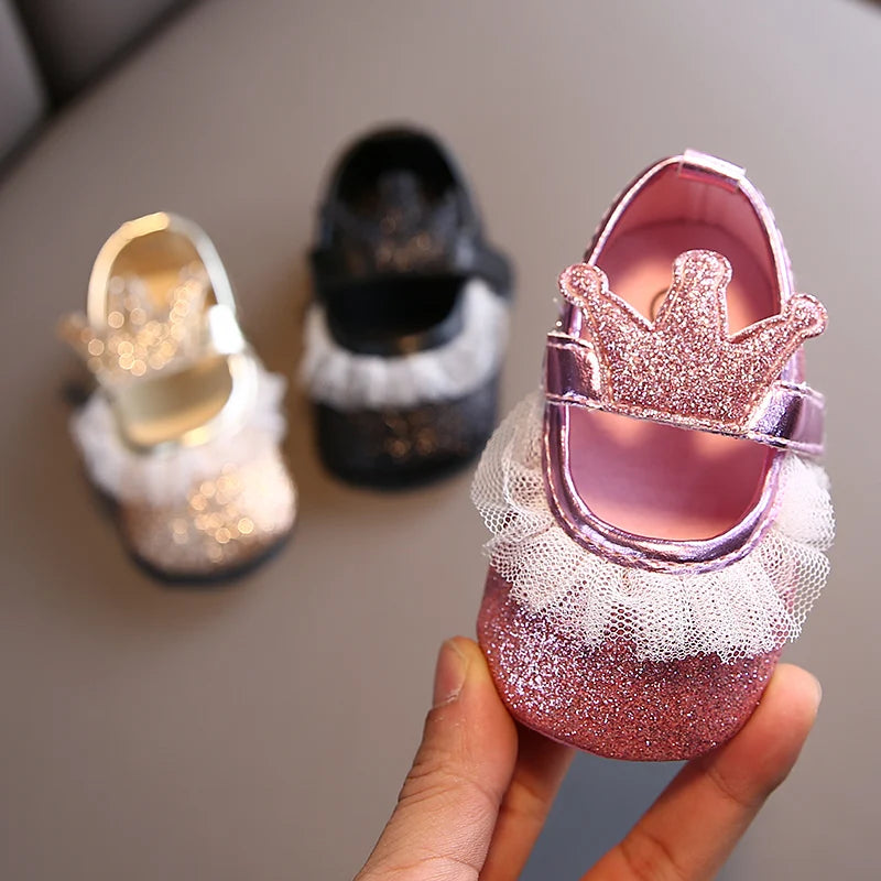 Rutschfeste, rosafarbene Babyschuhe für Neugeborene