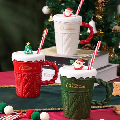 Tasse en céramique avec couvercle et paille en forme de sapin de Noël