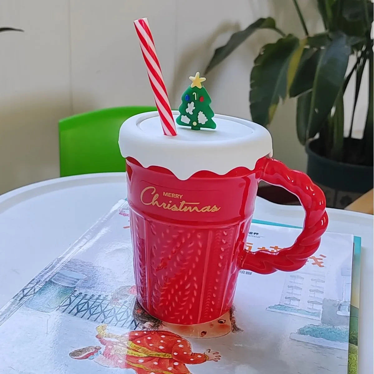 Tasse en céramique avec couvercle et paille en forme de sapin de Noël