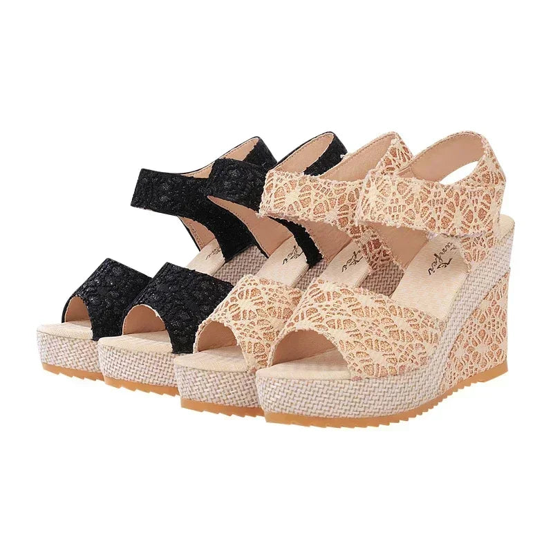 Sommerliche Sandalen mit Keilabsatz aus Mesh