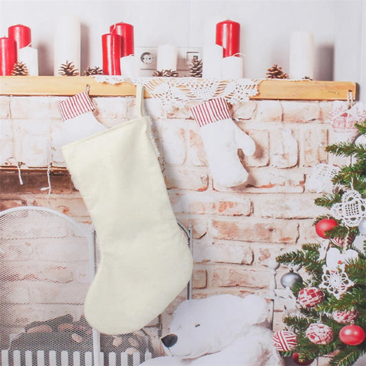 Hängende Weihnachtssocken mit Weihnachtsmann und Schneemann