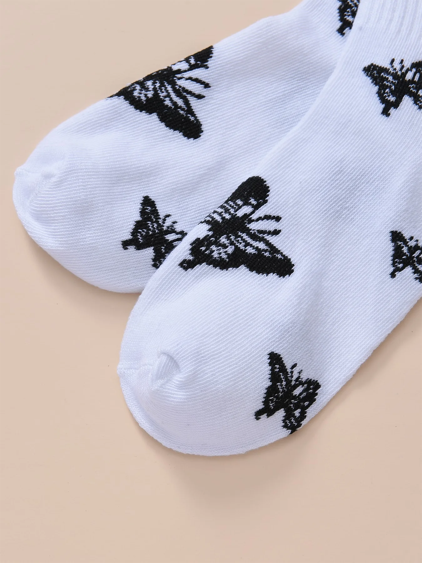 Chaussettes mi-longues noires et blanches à motif papillon