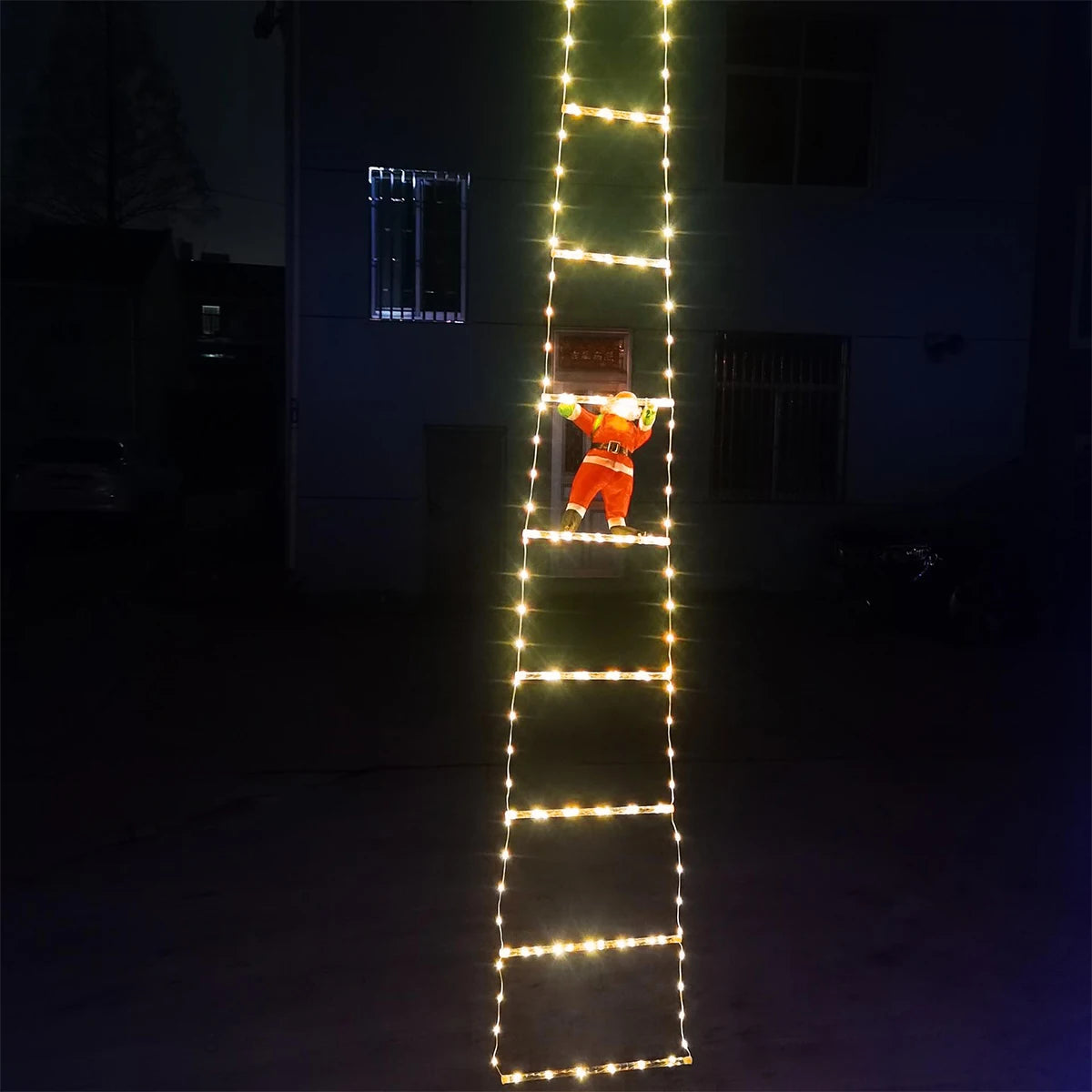 Weihnachtsmann klettert Leiter warmes Licht