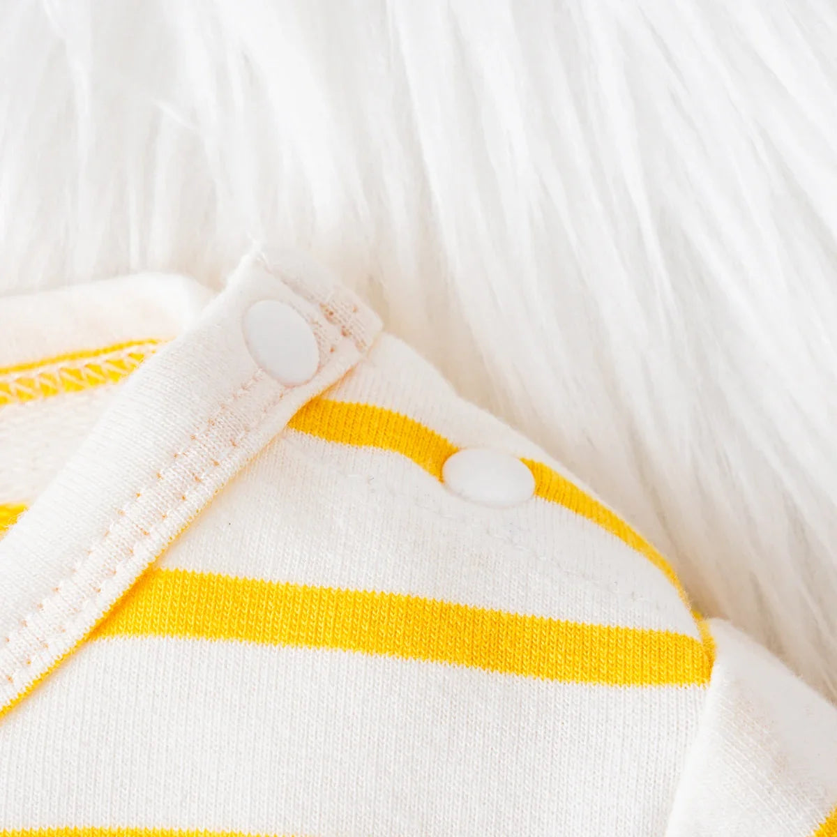Baby-Bekleidungsanzug, schlichtes gelb-weiß gestreiftes Langarm-Oberteil