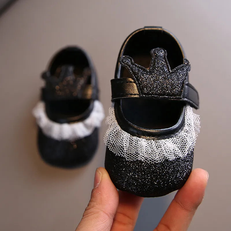 Rutschfeste, rosafarbene Babyschuhe für Neugeborene