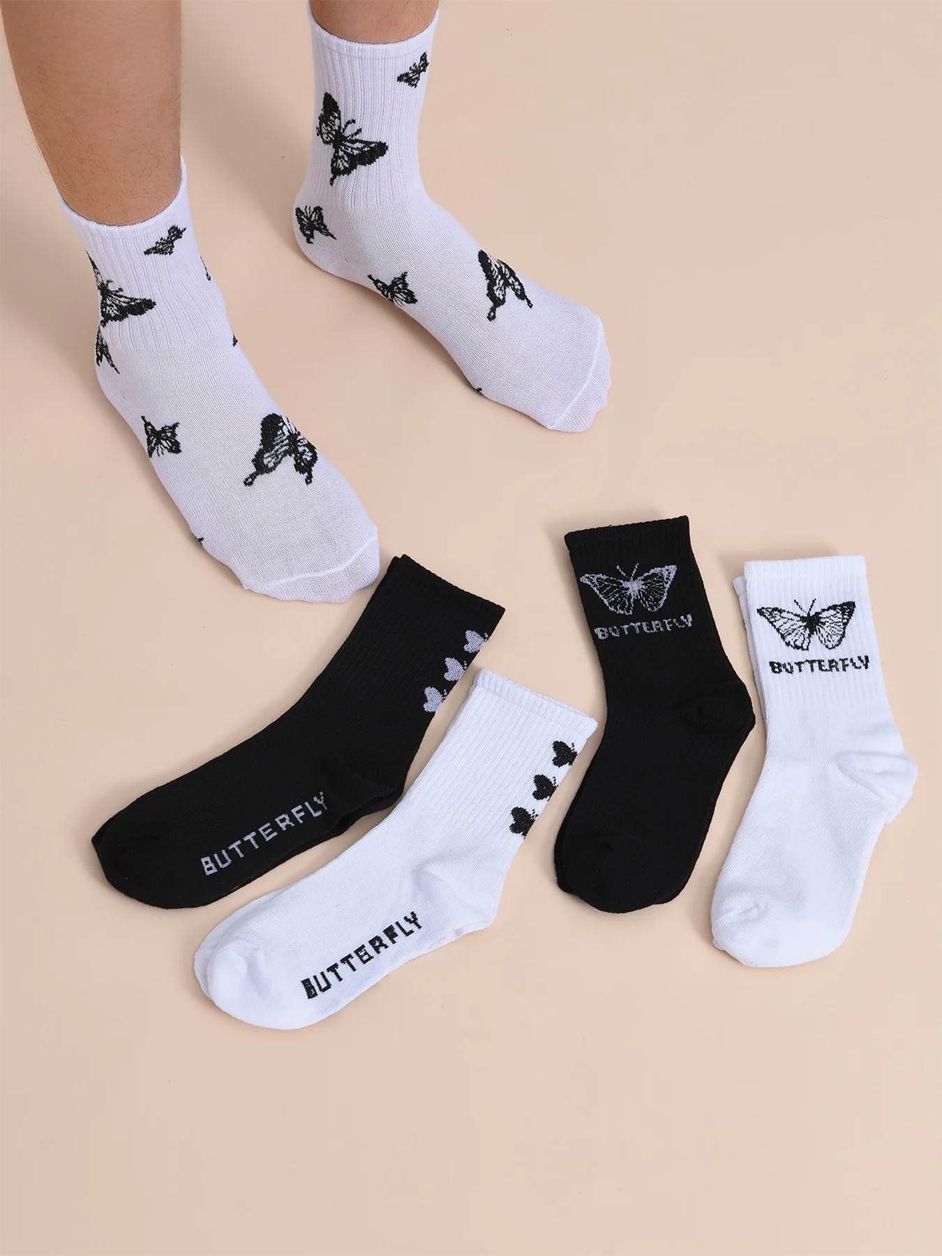 Chaussettes mi-longues noires et blanches à motif papillon