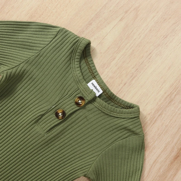 Grenouillère côtelée à manches longues pour nouveau-né avec bonnet assorti.