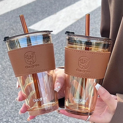 Bouteille en verre avec manchon en cuir et paille