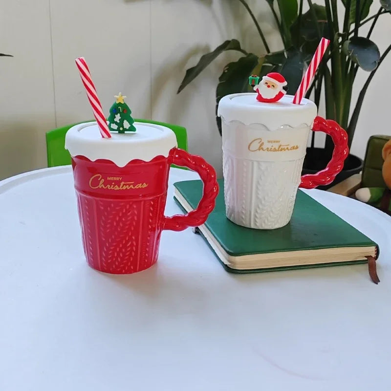 Tasse en céramique avec couvercle et paille en forme de sapin de Noël