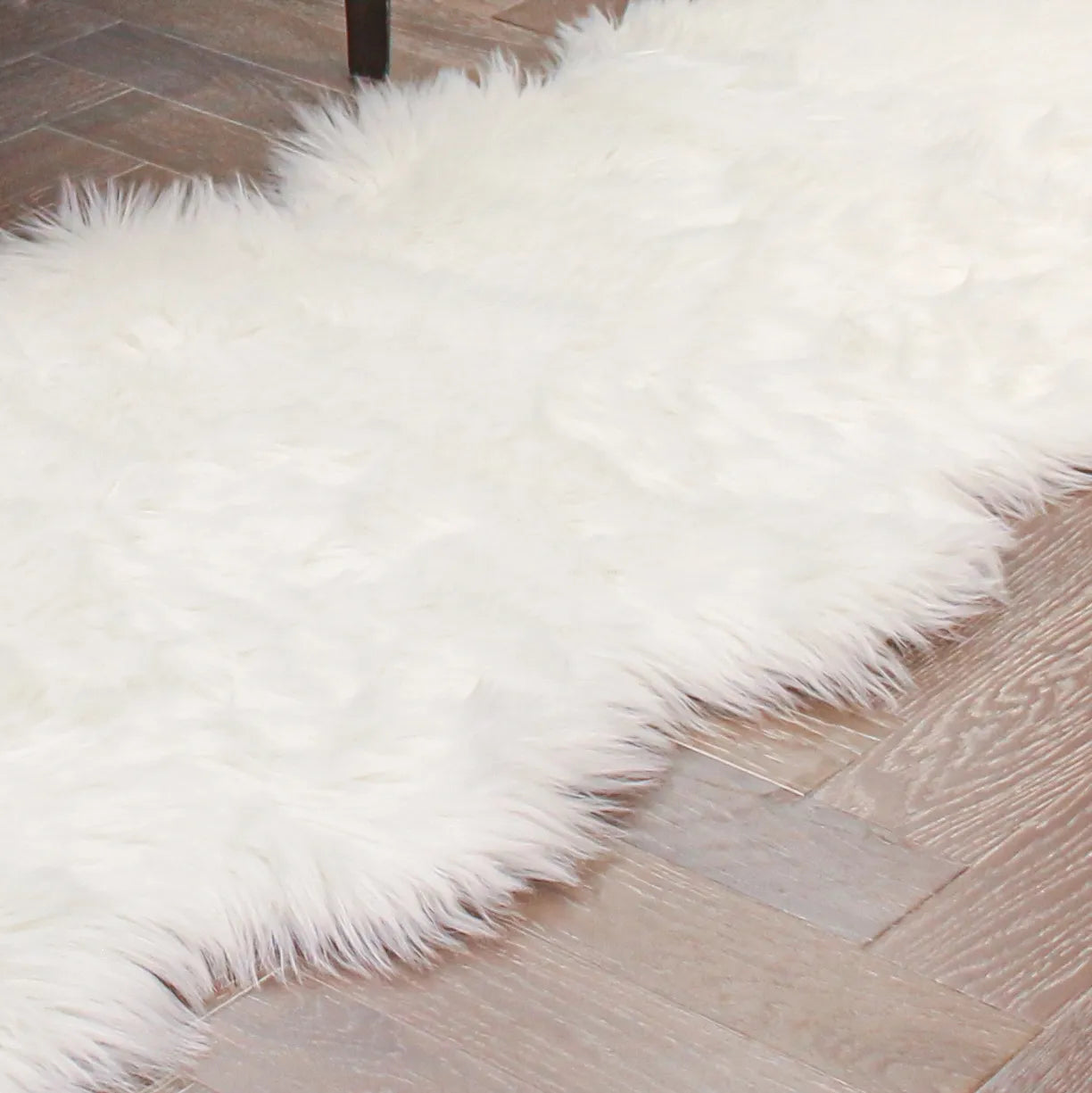 Weicher, rutschfester Teppich aus Schaffellimitat für das Wohnzimmer
