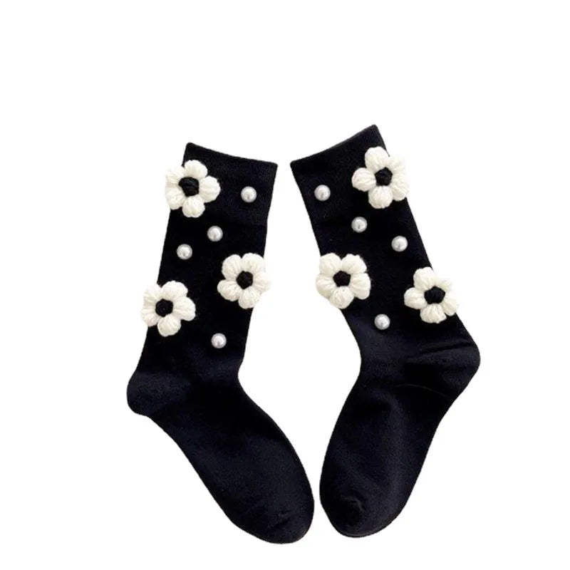 Socken mit Perlenblumen in Schwarz und Weiß