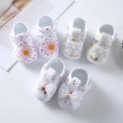 Baby-Mädchen-Schuhe mit Blumenmuster und Fliege und weicher Sohle