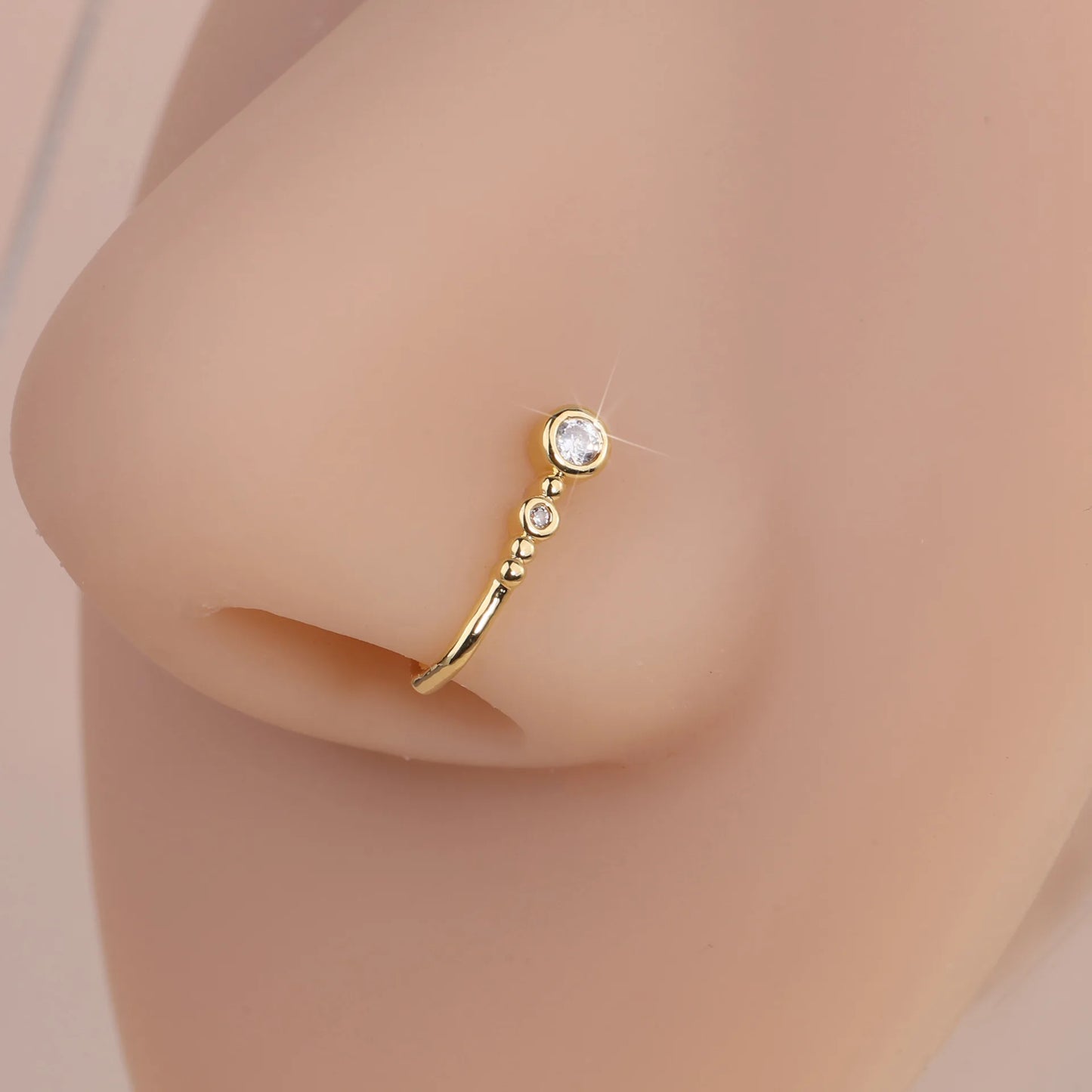 1 pince-nez en forme de U avec double breloque fleur et zircon 