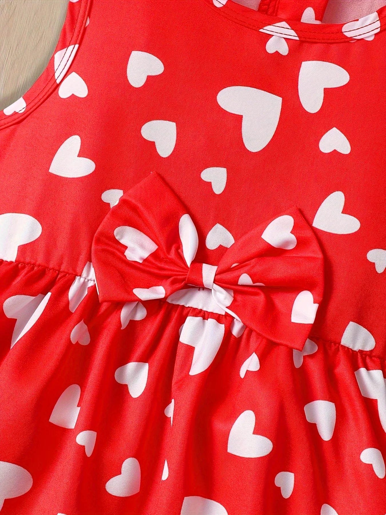 Ärmelloses Kleid mit Love-Herz-Print für Kleinkinder