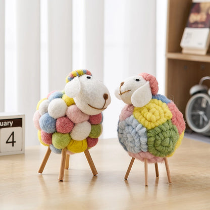Schönes Schaf-Ornament aus Filz als Heimdekoration