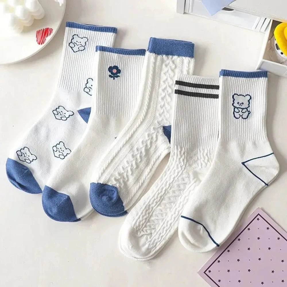 Mittellange Socken mit Kaninchen-Stickerei