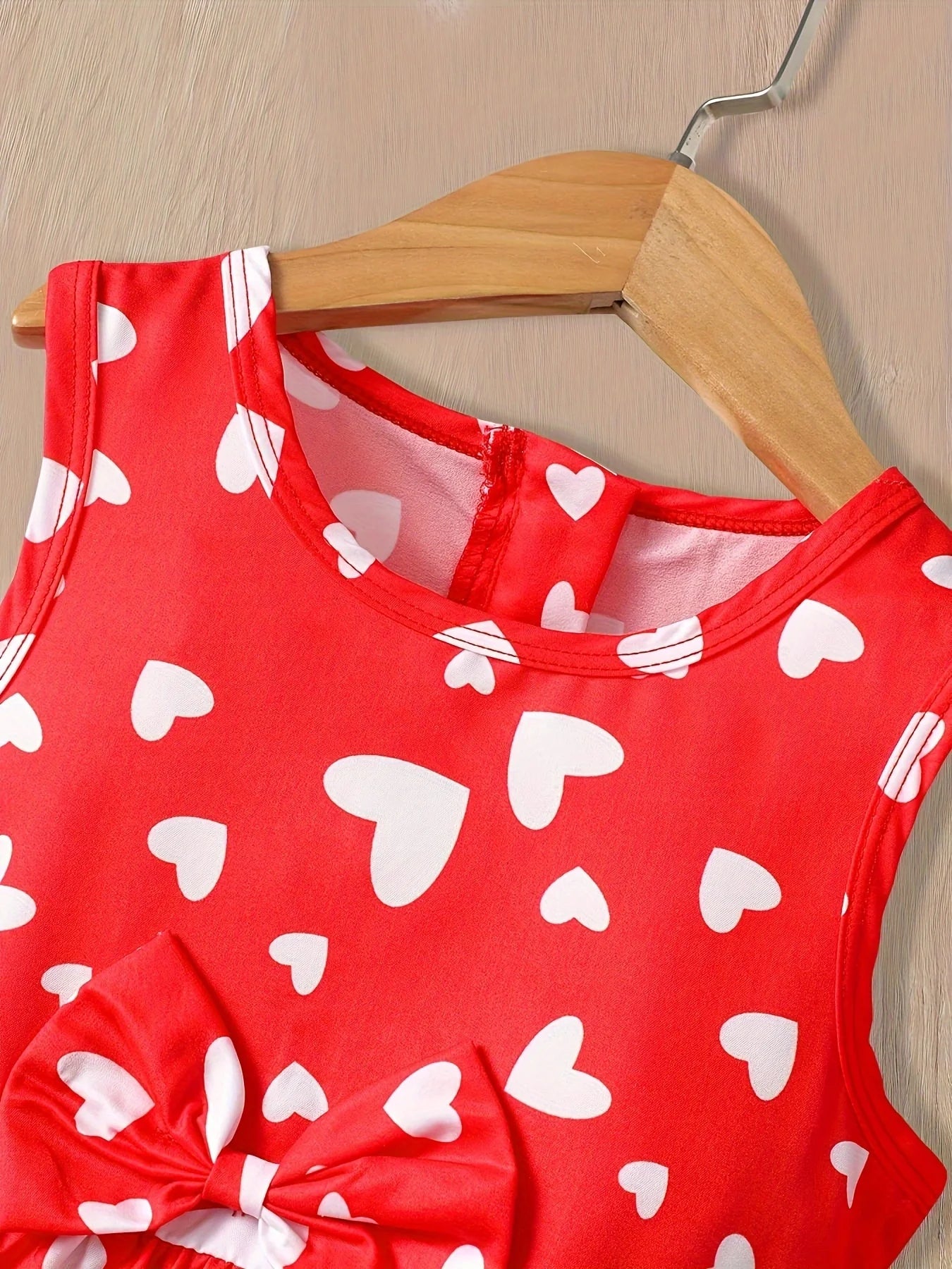 Ärmelloses Kleid mit Love-Herz-Print für Kleinkinder