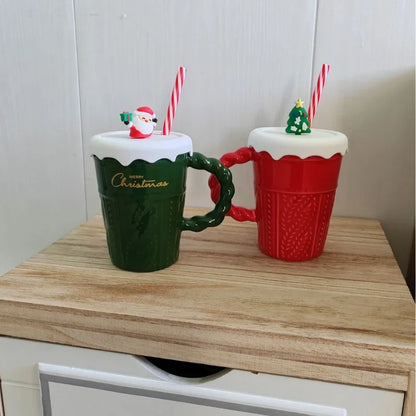 Tasse en céramique avec couvercle et paille en forme de sapin de Noël