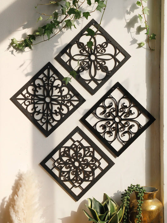 Hohle Wanddekoration aus schwarzem Holz mit geschnitzten Designs