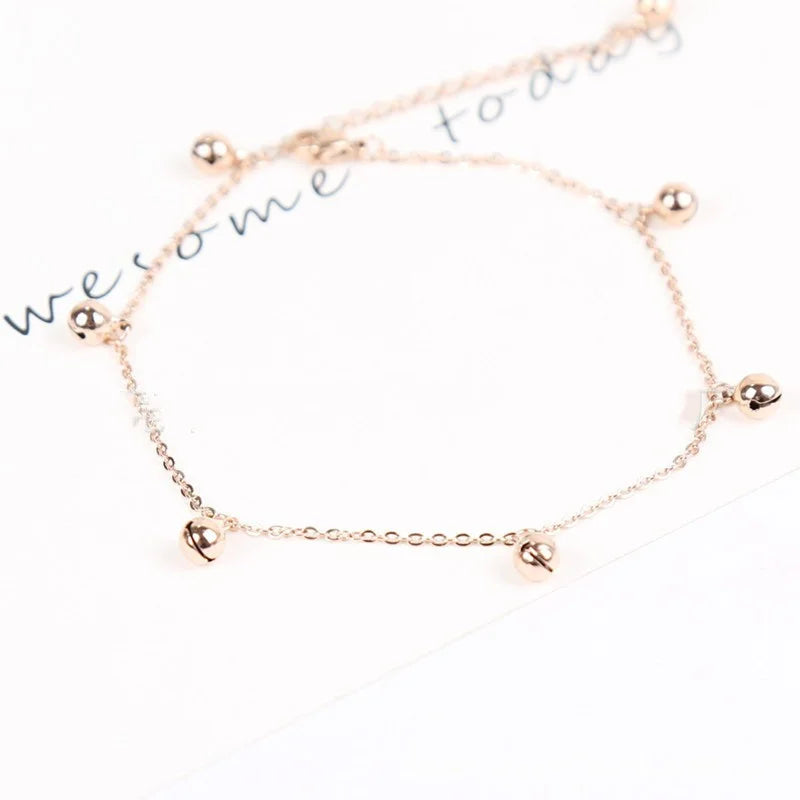 Bracelet de cheville en chaîne en métal plaqué avec pendentif cloche circulaire