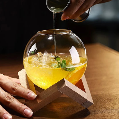 Kreatives Cocktailglas mit Holzständer