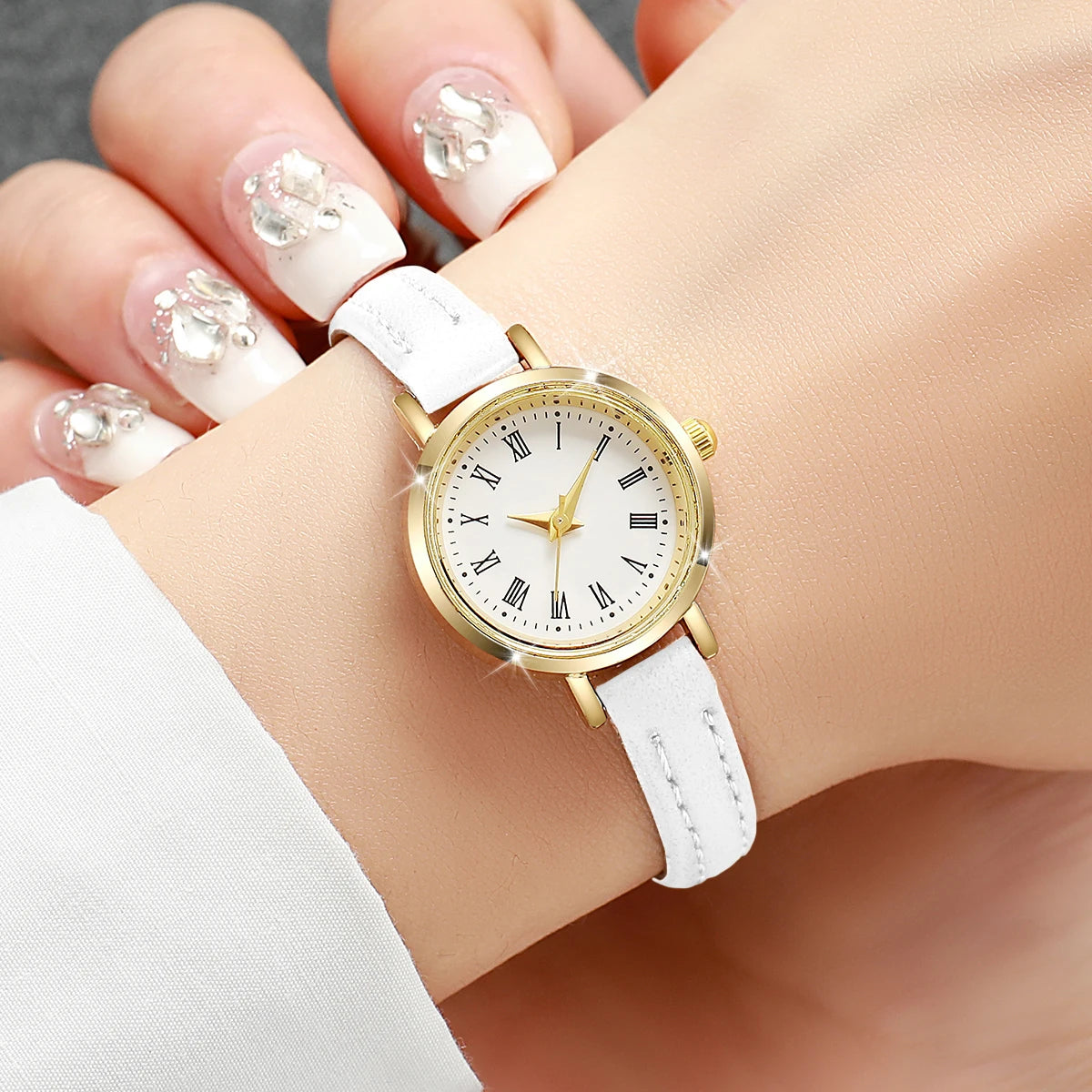 Montres-bracelets en cuir à quartz à petit cadran pour femmes