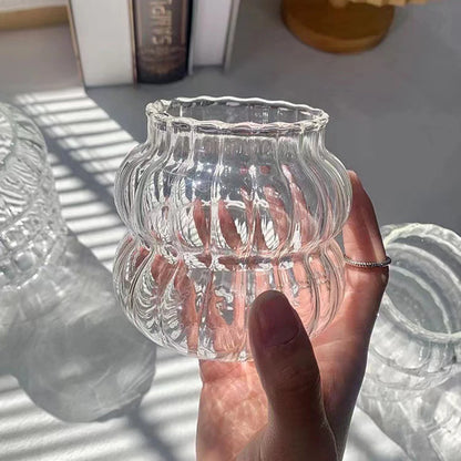 Minimalistischer Trinkbecher aus klarem Glas