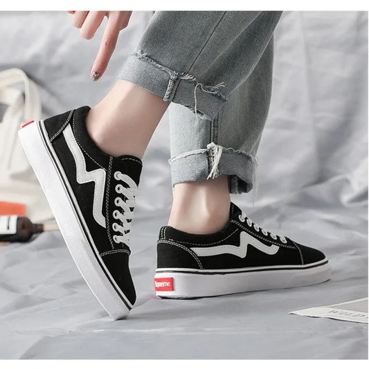 Baskets basses en toile vulcanisée pour homme, idéales pour le skateboard. 