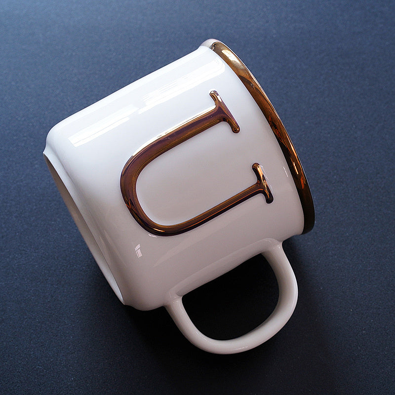 Tasse en céramique de lettres tridimensionnelles