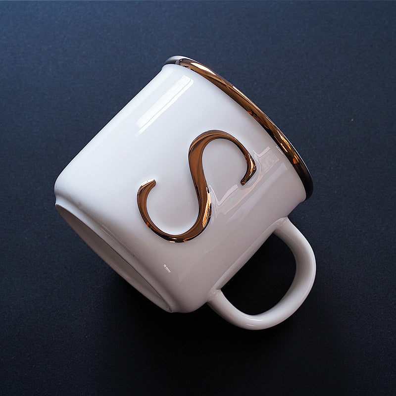 Tasse en céramique de lettres tridimensionnelles