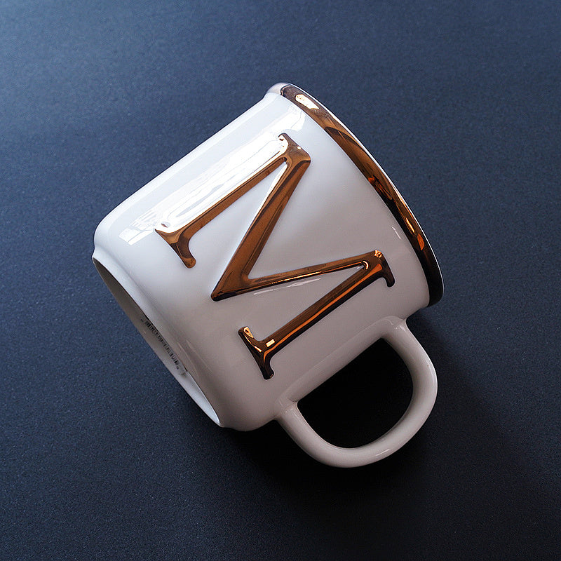 Tasse en céramique de lettres tridimensionnelles